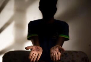 Um homem de 23 anos foi preso na terça-feira (15) no Gama, Distrito Federal, sob suspeita de envolvimento em tortura e exploração sexual de uma adolescente de 17 anos. O caso veio à tona em março, quando Hayara Vitória Pereira Nunes, de 22 anos, foi detida pelos mesmos crimes.