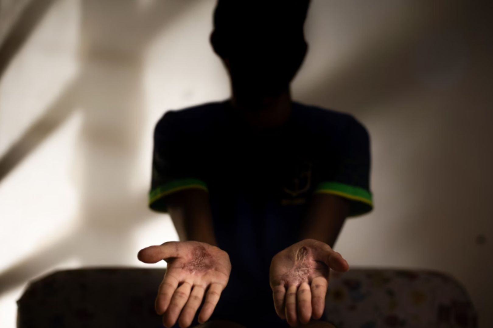 Um homem de 23 anos foi preso na terça-feira (15) no Gama, Distrito Federal, sob suspeita de envolvimento em tortura e exploração sexual de uma adolescente de 17 anos. O caso veio à tona em março, quando Hayara Vitória Pereira Nunes, de 22 anos, foi detida pelos mesmos crimes.