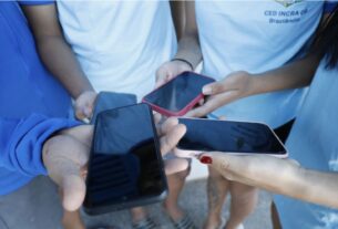Estudo da Secretaria de Educação do DF mostra que 85% dos professores percebem avanços no comportamento e rendimento dos alunos após lei que proíbe celulares.